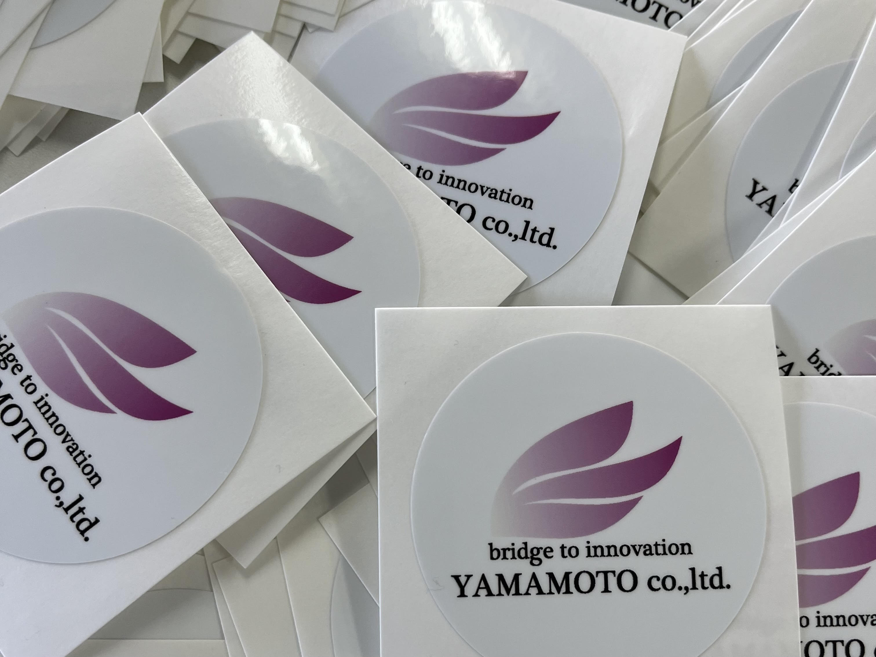 足場の前でポーズを決めるスタッフ